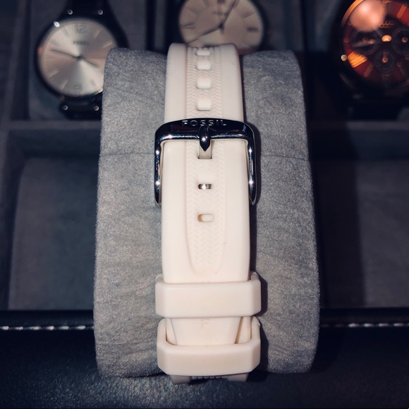 Fossil Women’s Silicone watch - Picture 2 of 4